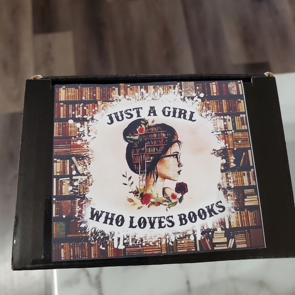 JUST A GIRL WHO LOVES BOOKS 20oz Tumbler with duo lids 🎉sale - Picture 3 of 8